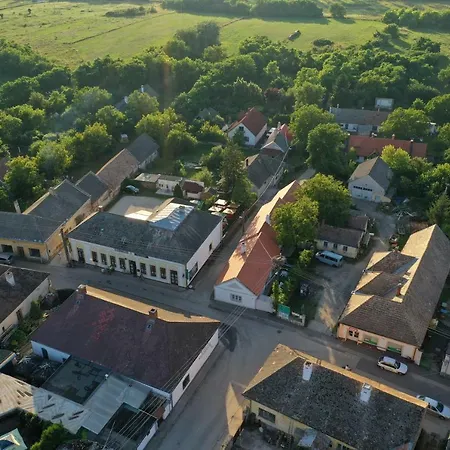 Kemencésház Apartman Casa de hóspedes *